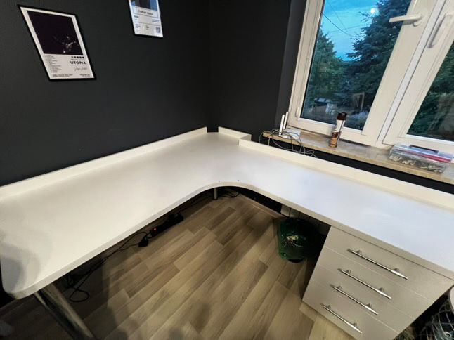 Białe biurko narożne