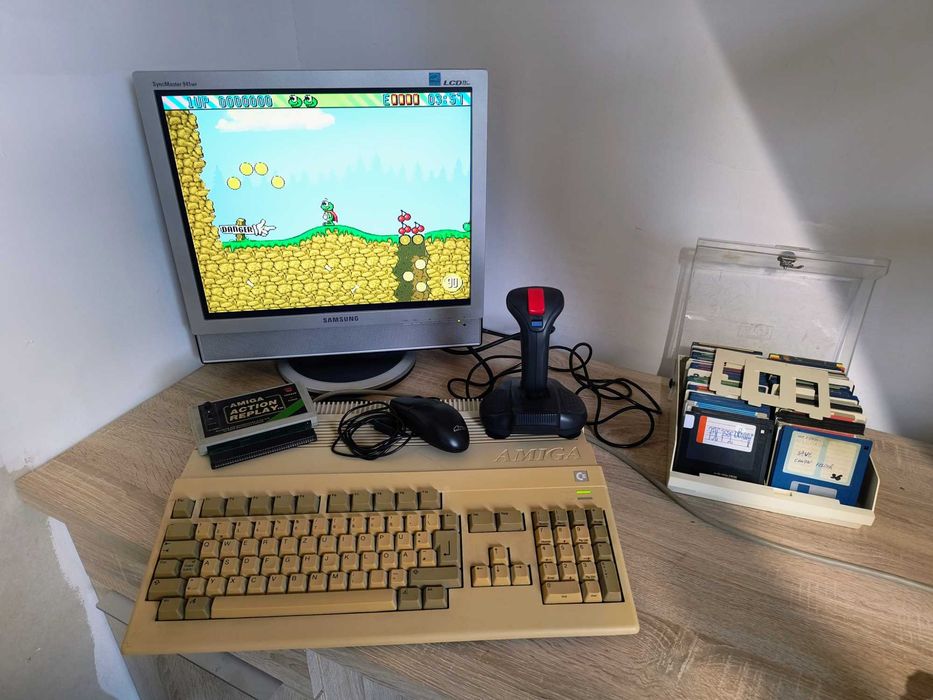 Amiga 500 + dyskietki + akcesoria komplet