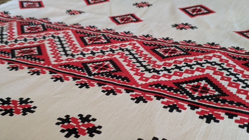 Рушники з українським орнаментом.