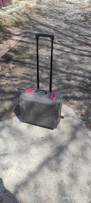 Продам чемодан на колесах для інструменту