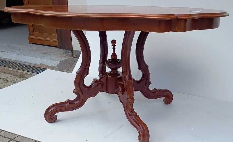 Stylowy stół z rzeźbionymi nogami – ponadczasowa elegancja
Bardzo dobr