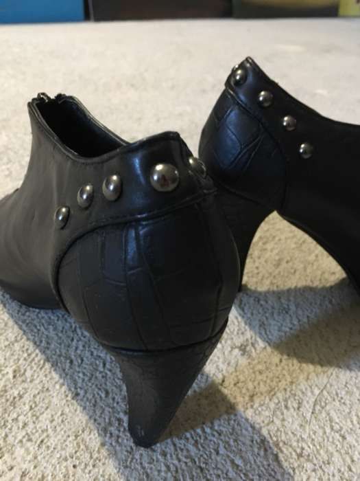 Sapato preto com tachas