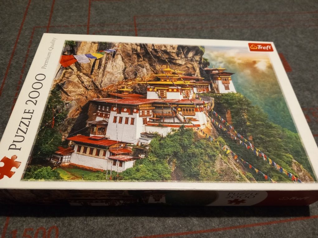 Puzzle TREFL 2000 elementów Tygrysie Gniazdo, Bhutan, kompletne