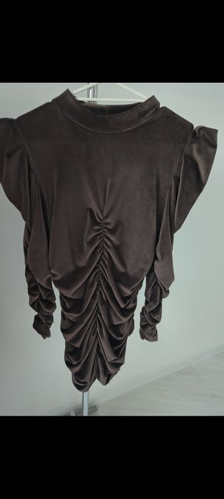 Sukienka welurowa  z marszczeniami czekolada.