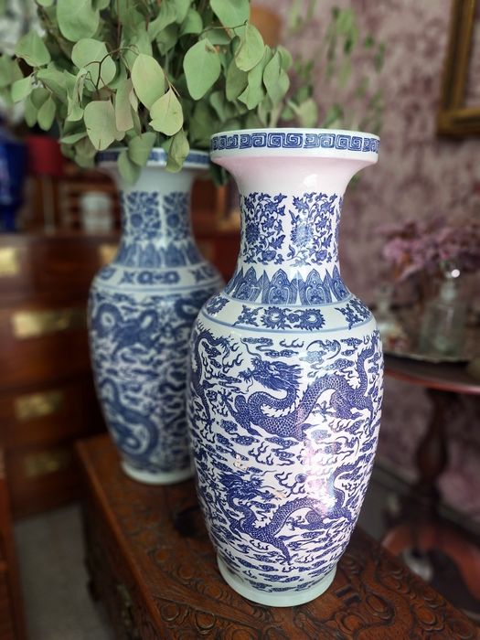 Par de Jarrões em Porcelana Azul e Branca -Motivo Dragões.