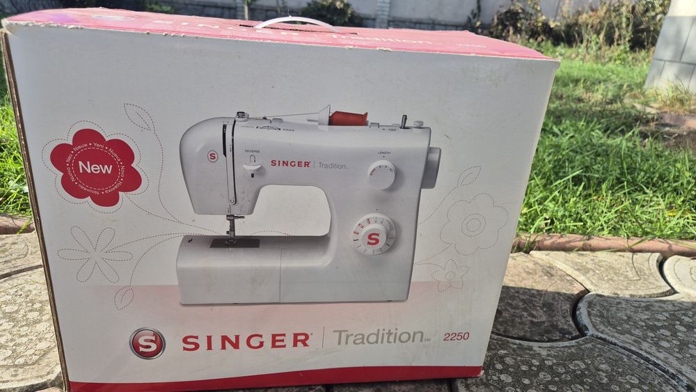 Машинка побутова швейна
