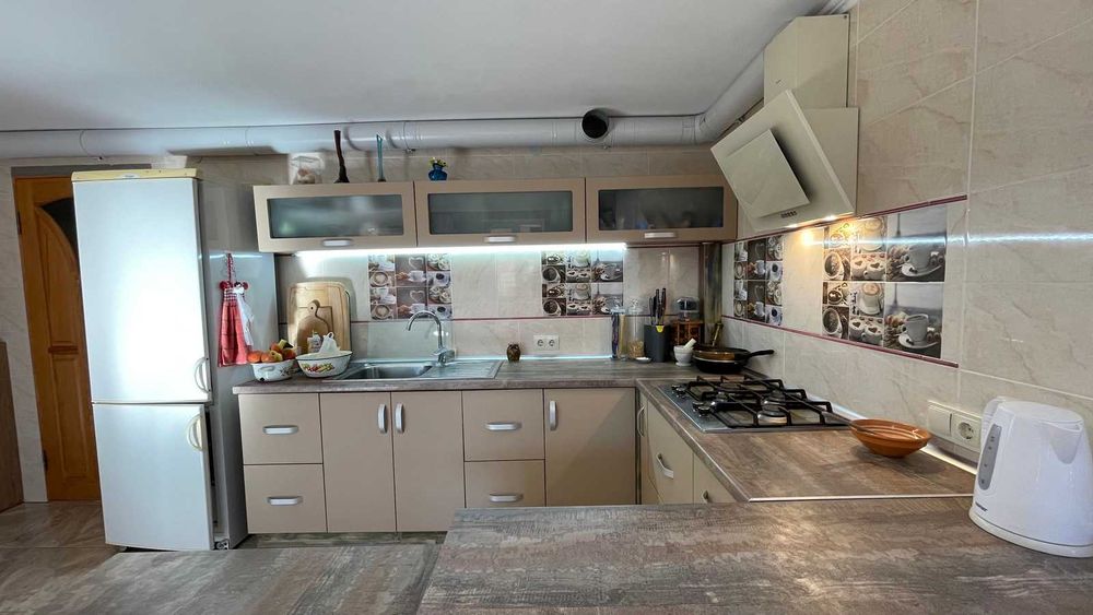 Продається будинок з ділянкою,банею. Зручна локація.