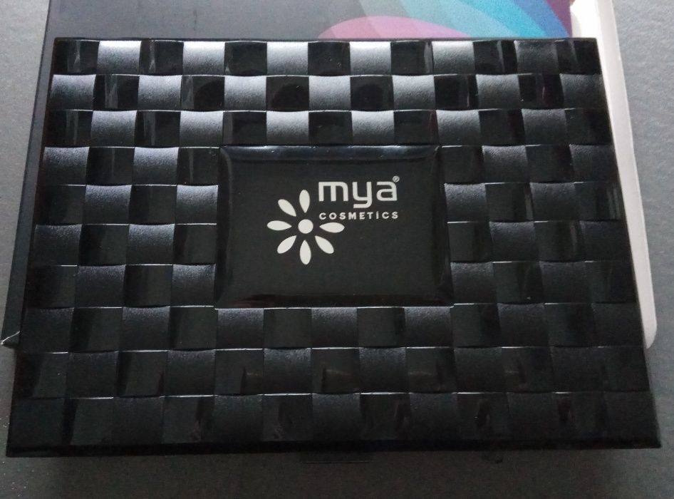 Caixa de maquilhagem e produtos de beleza