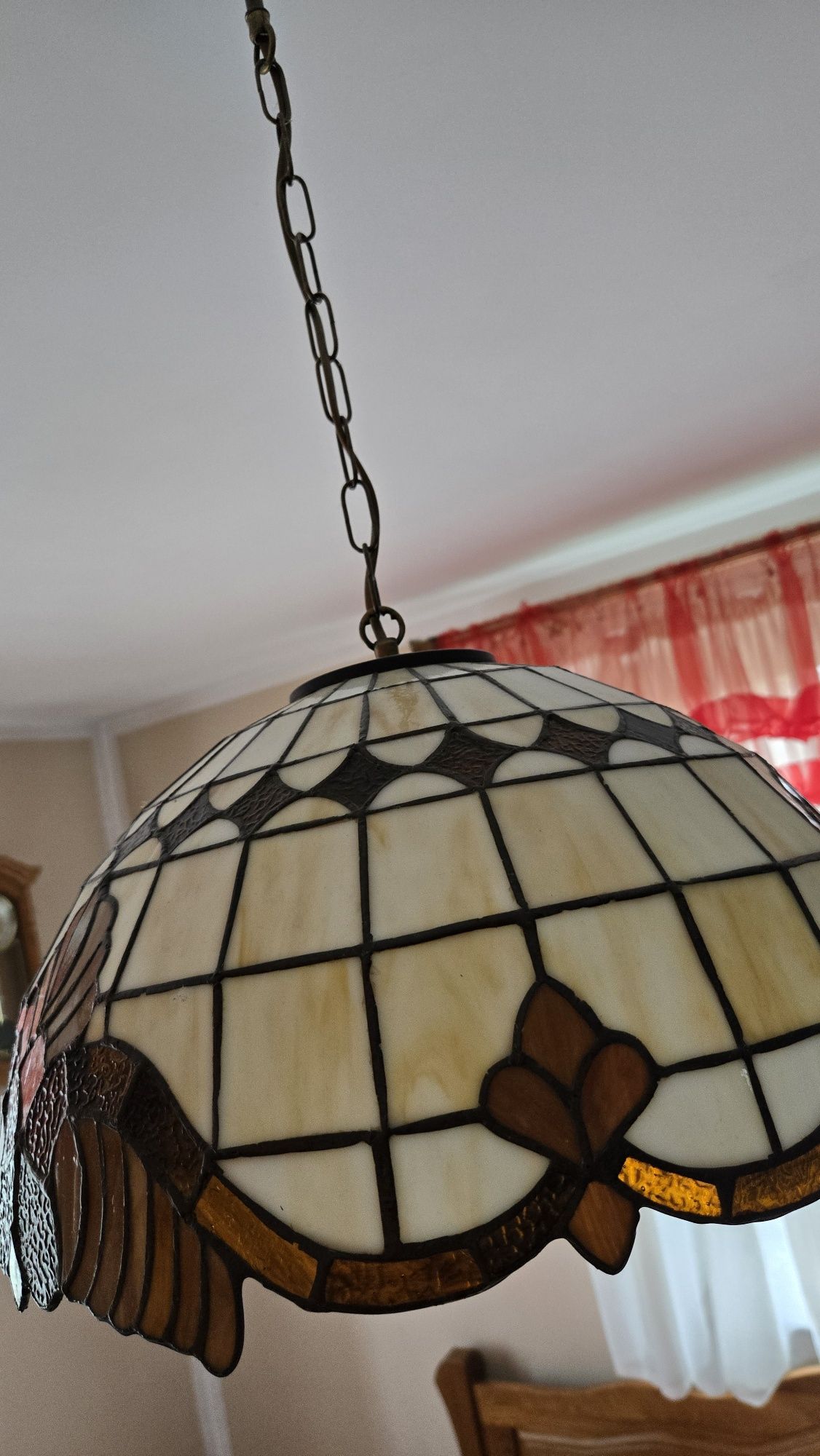Szklane lampki nocne i żyrandol