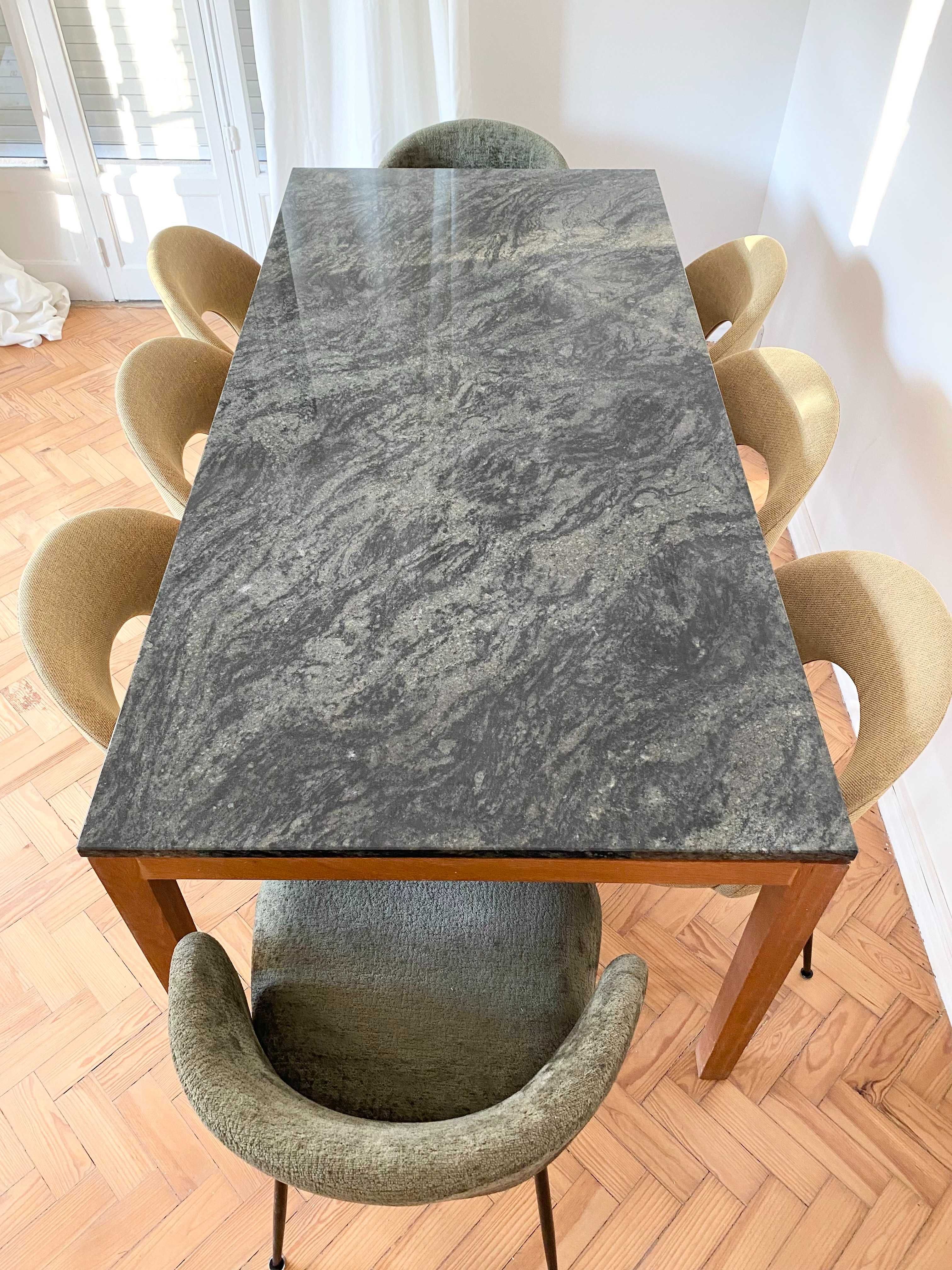 Mesa exclusiva com pedra e estrutura personalizada e 8 cadeiras