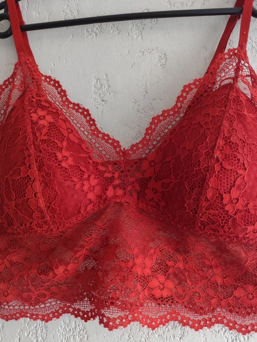 Cropp top cały z koronki na regulowane ramiączka rozm 42/44C. Secret P