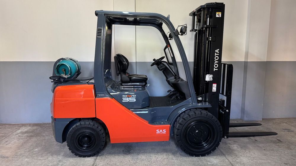 Toyota 8FGJF35 / 1341 GODZIN / pełna dokumentacja UDT / stan nie odbiega od nowego / wózek widłowy toyota /  linde,