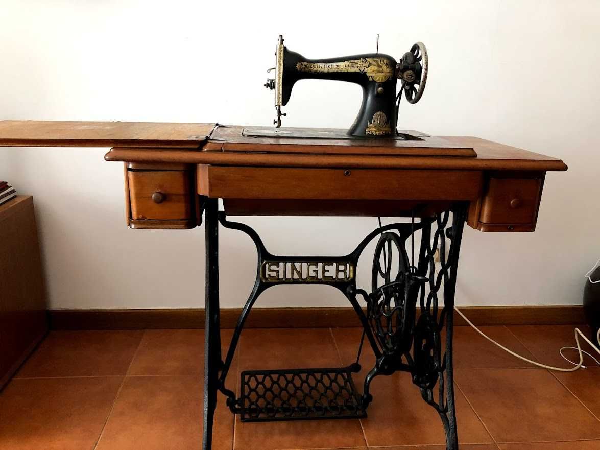 Maquina de Costura Singer com móvel