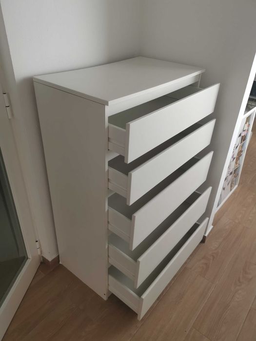 Cómoda branca de 5 gavetas do IKEA
