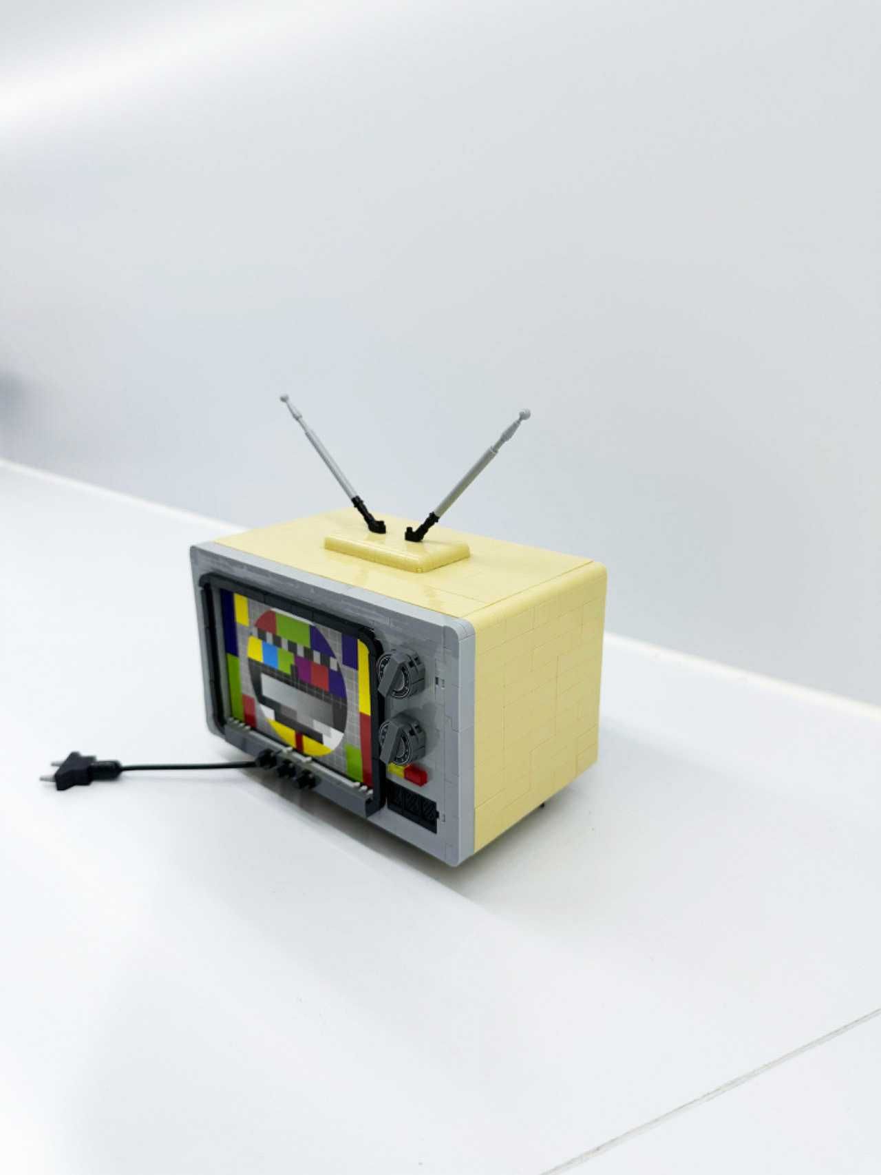 Klocki konstrukcyjne telewizor retro - 2280 el mega zestaw dla dzieci