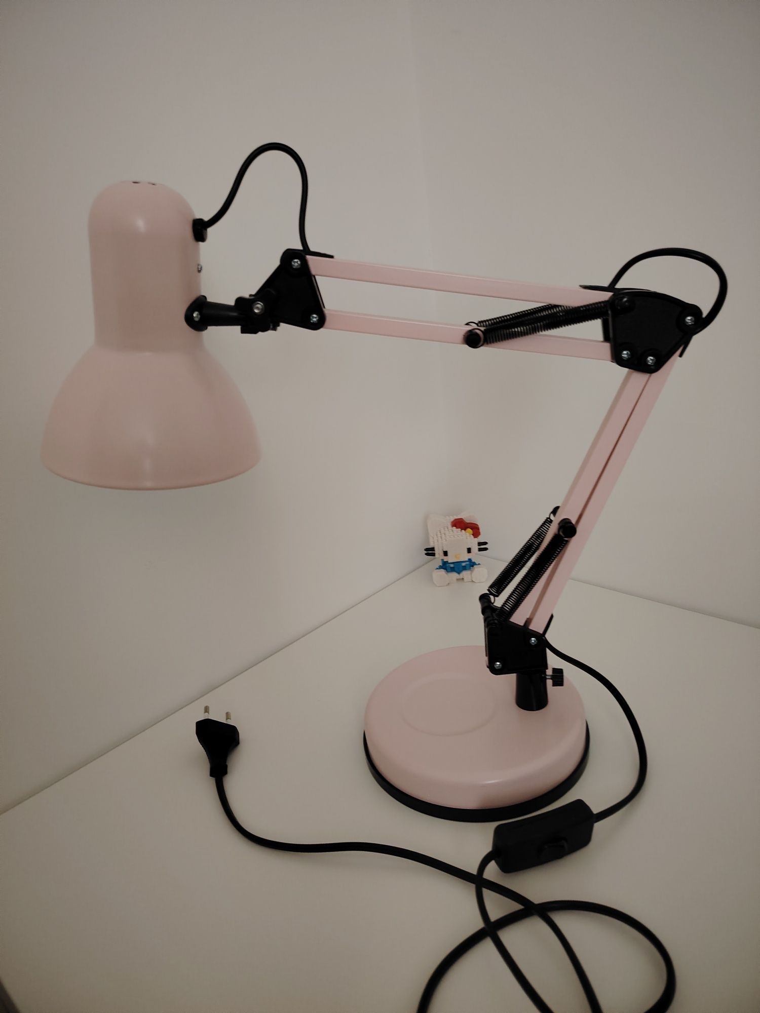Różowa lampka na biurko