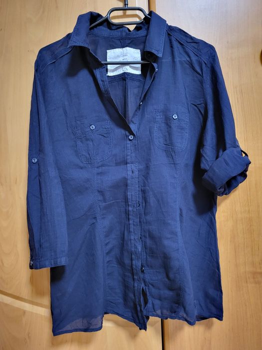 Cieniutka granatowa koszula zapinana