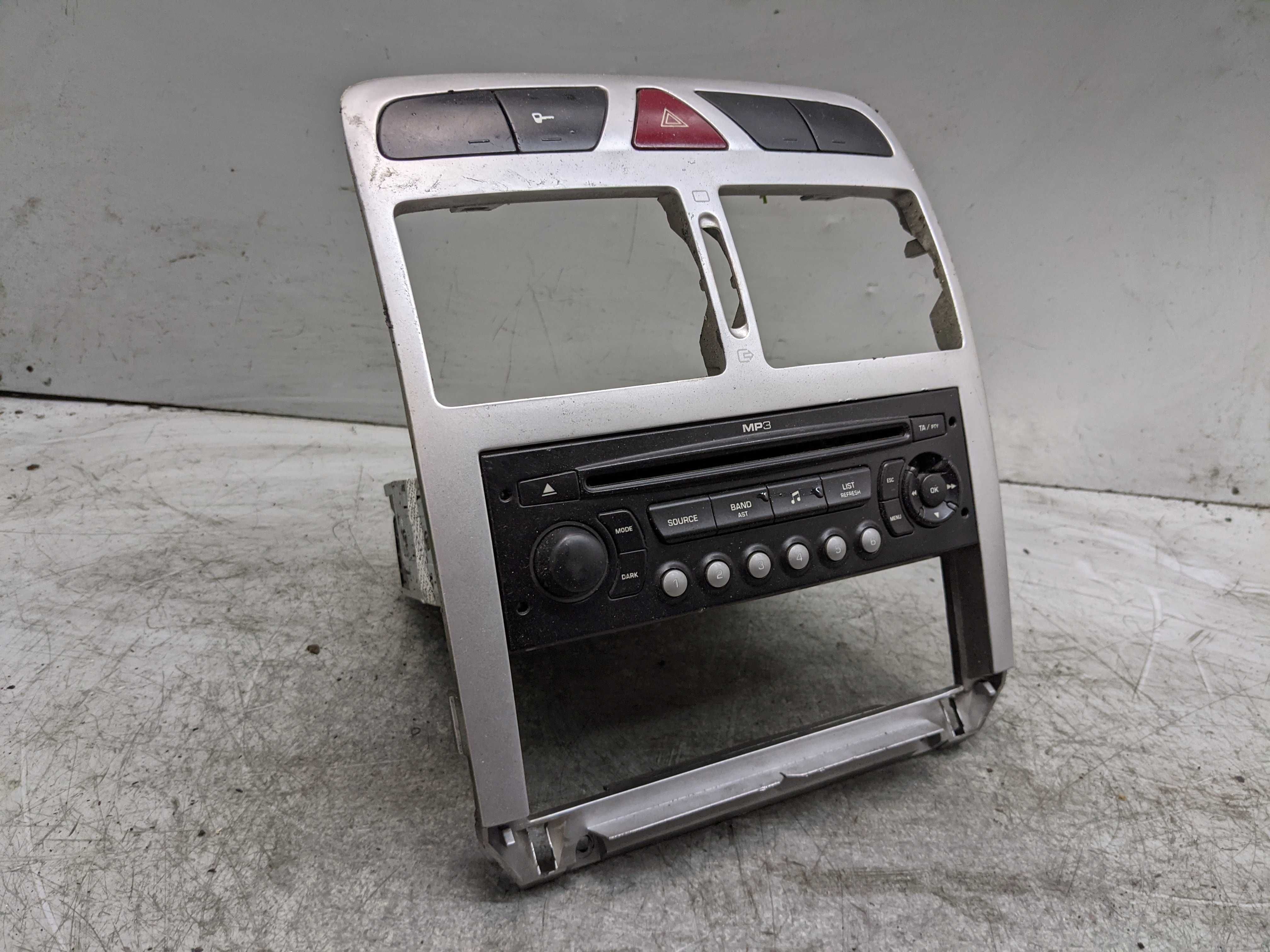 Peugeot 307 Konsola Środkowa Ramka Radia Radio Radioodtwarzacz MP3 CD