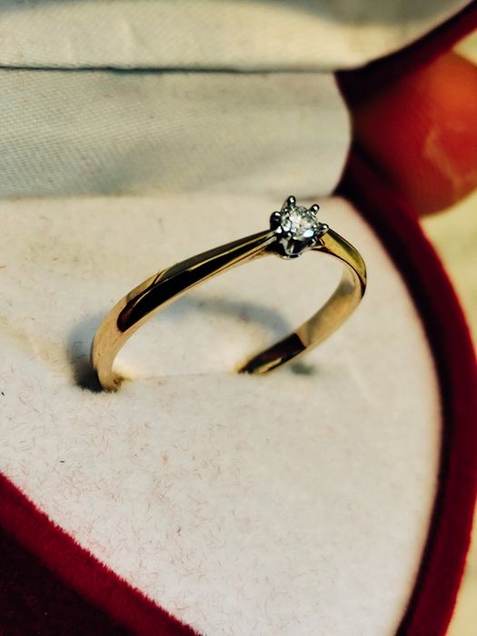 Złoty pierścionek zaręczynowy z diamentem