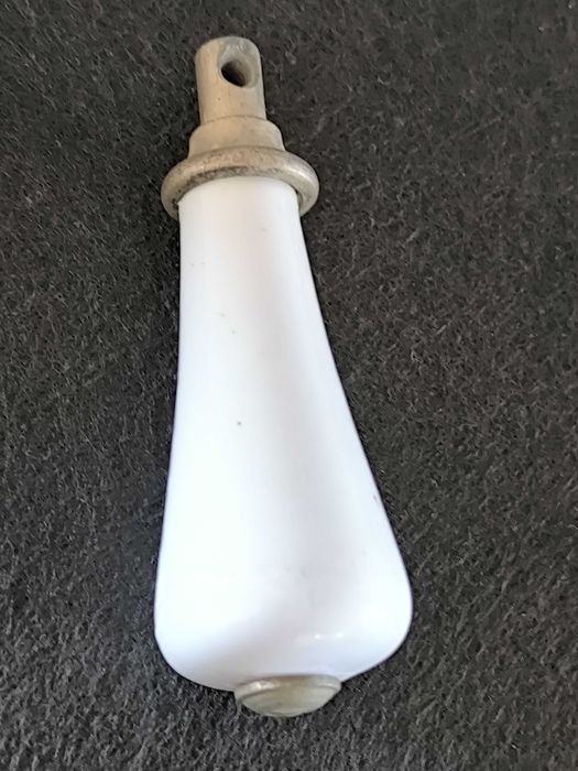 Antigo puxador de autoclismo em porcelana e metal