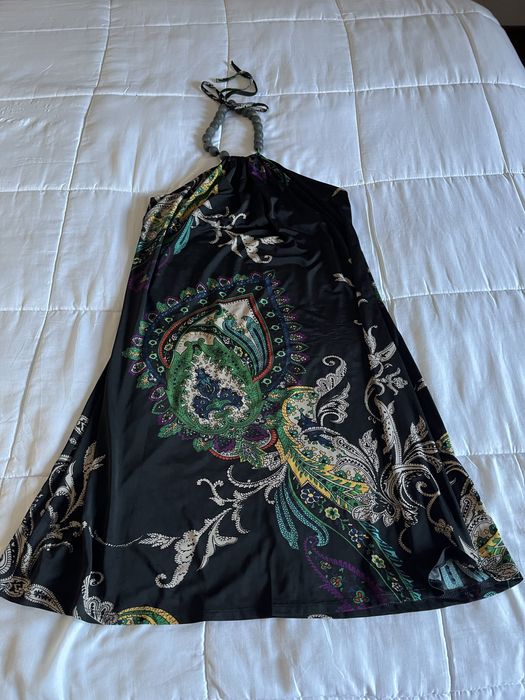 Vestido com alças de atar no pescoço