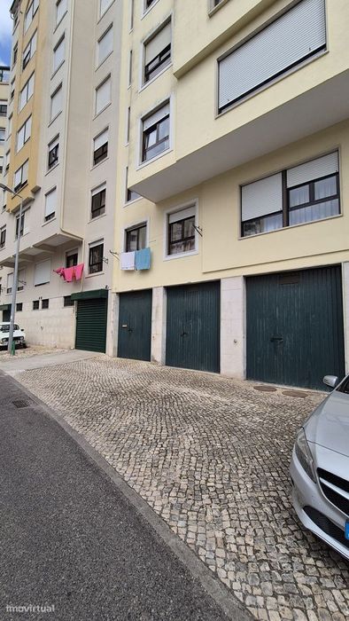 Garagem a venda em Massamá
