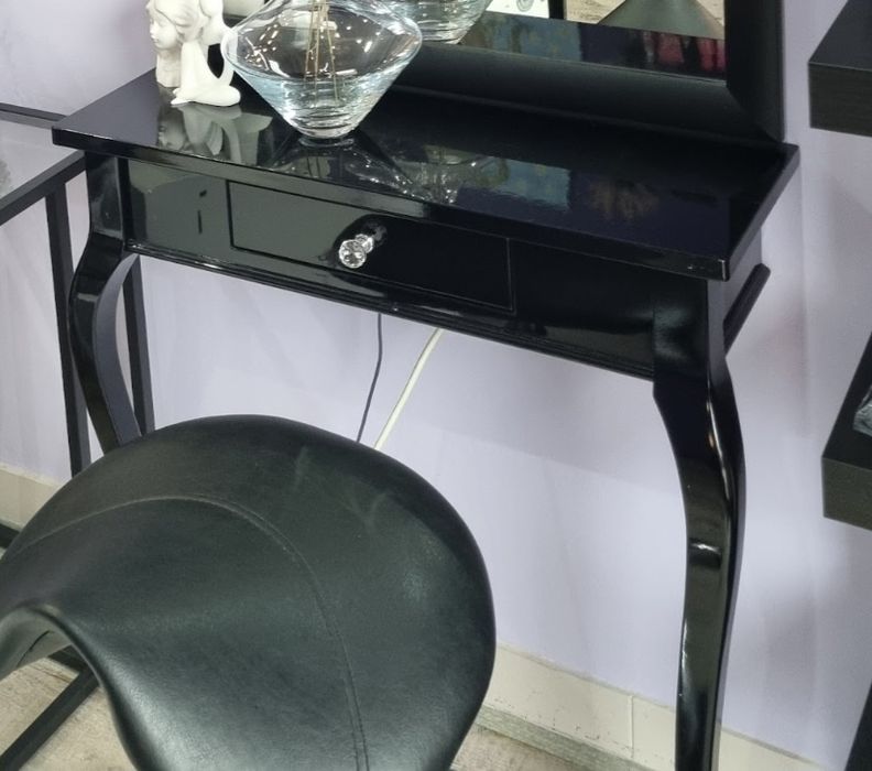 Półka do salonu kosmetycznego