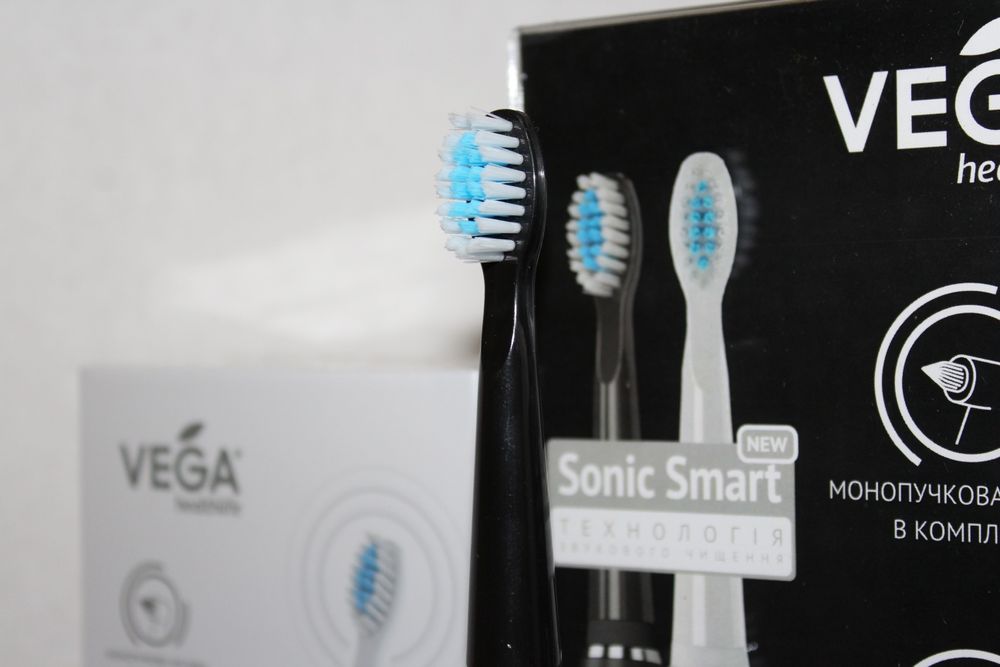 Зубна щітка електрична Vega VT-600 біла  та сорнаг