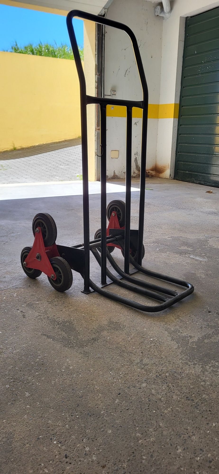 Carrinho de carga com pouco uso
