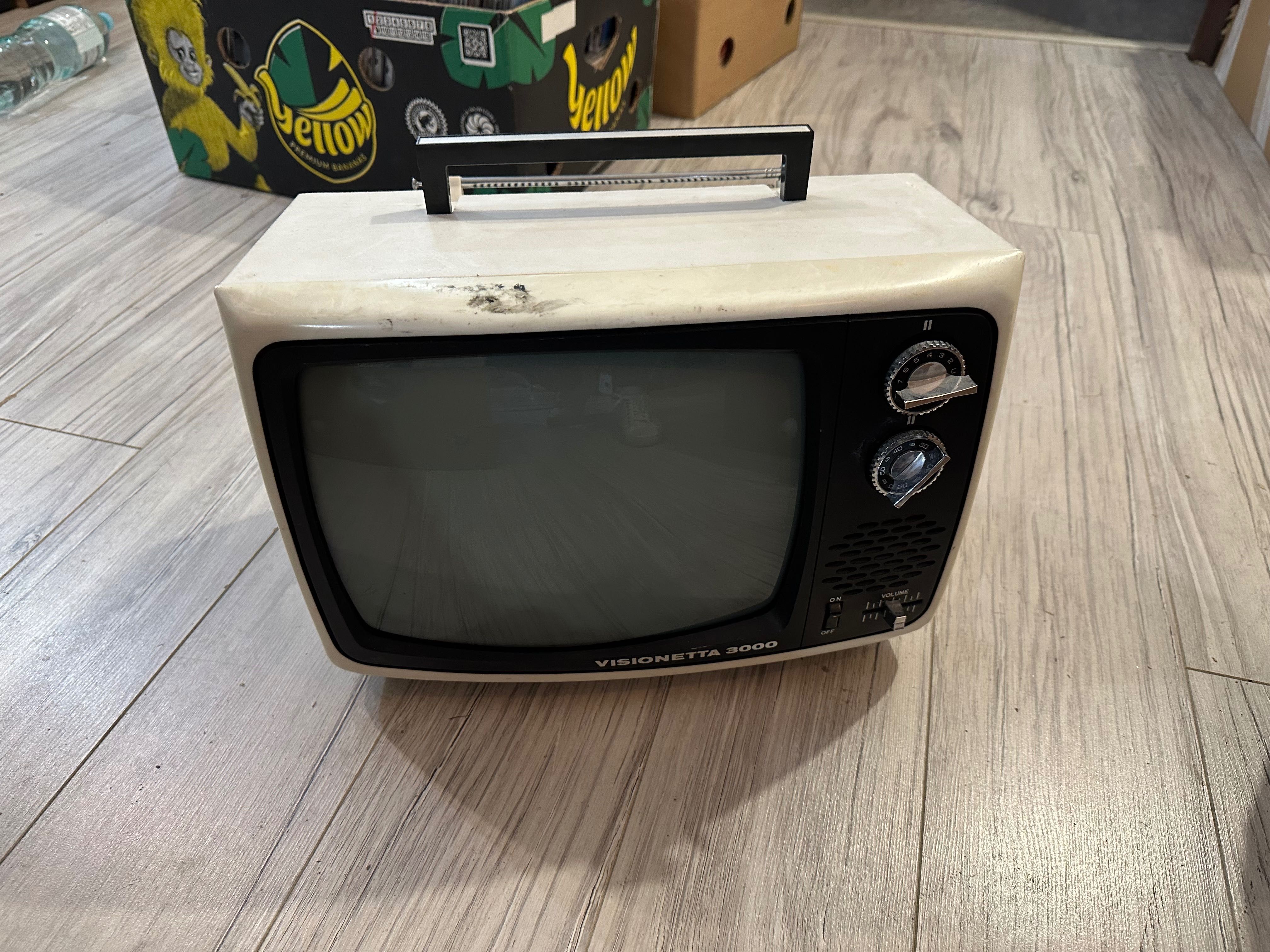 Stary telewizor , obiekt dekoracyjny