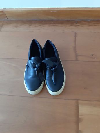 Sapato preto com sola branca