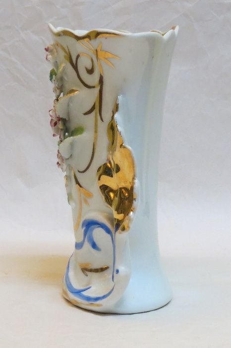 Jarra em porcelana da Limoges com flores moldadas e folhas douradas