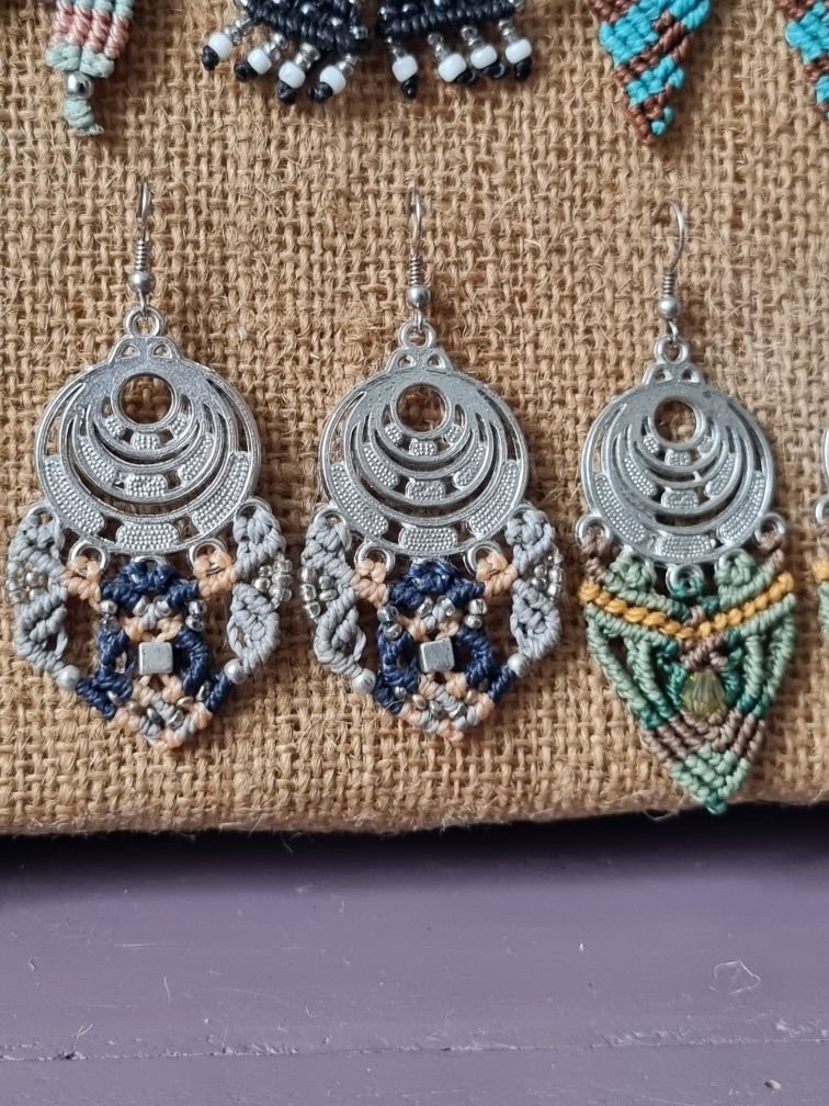 Brincos e pulseiras em macramé