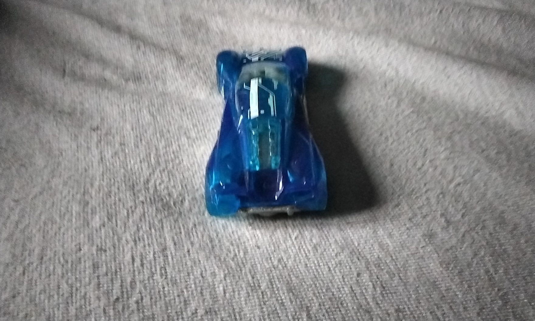 Niebieskie auto hotwheels