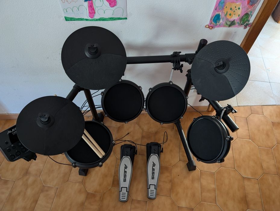 Bateria Alesis nova