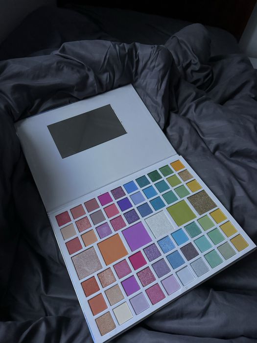 Тіні для повік кольорові