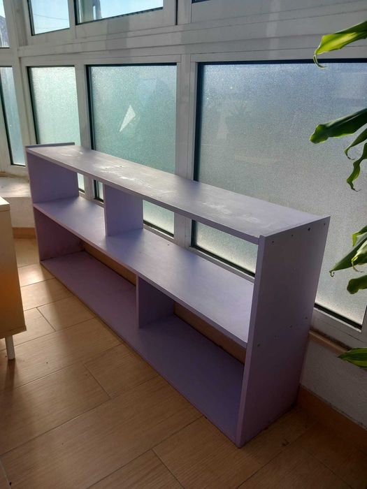 Móvel com prateleiras lilás