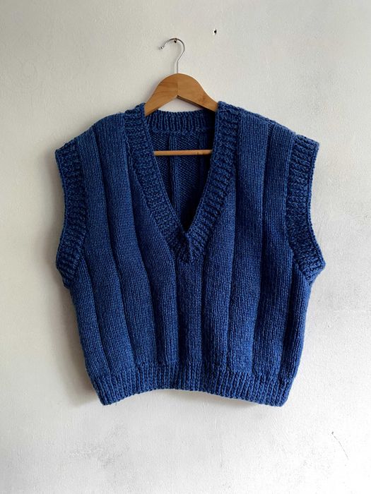 Трендова безрукавка (жилет) в'язана ручної роботи
