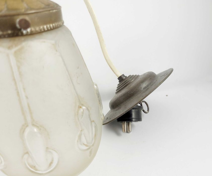 Stara lampa sufitowa z mosiężną oprawką i porcelanką – długość 42 cm