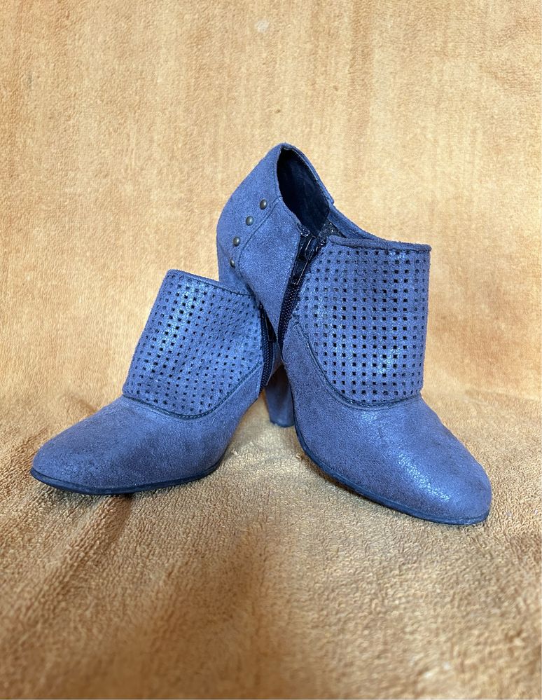 Botins cinza em camurça.