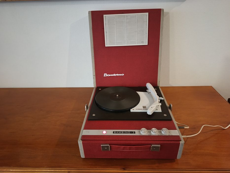 Stary sprawny gramofon.