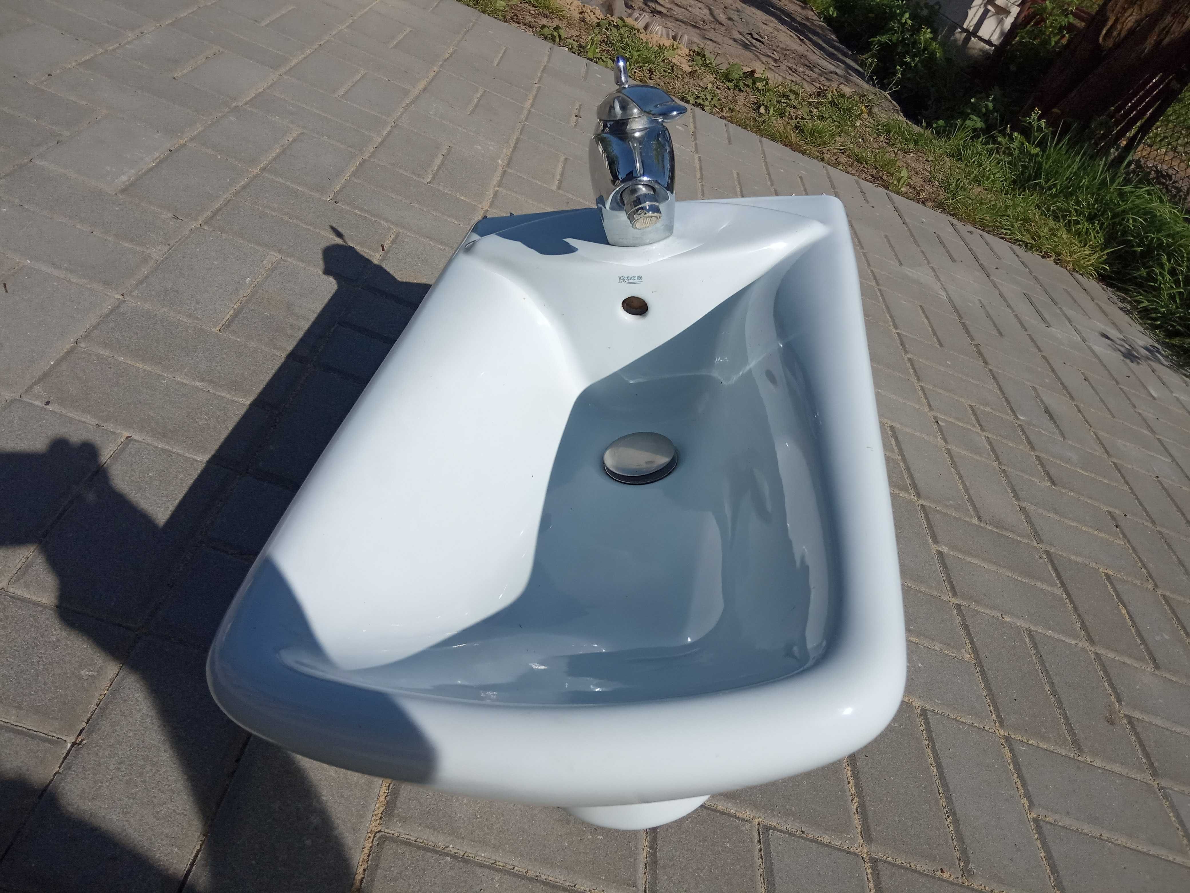 Bidet Roca podwieszany 60x35x27 Błękit, bateria, deska, odpływ, śruby