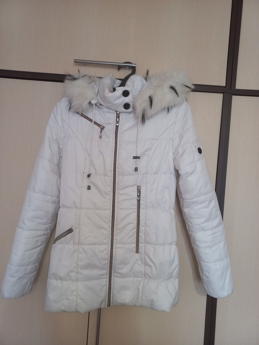 Продаю зимову білу курточку