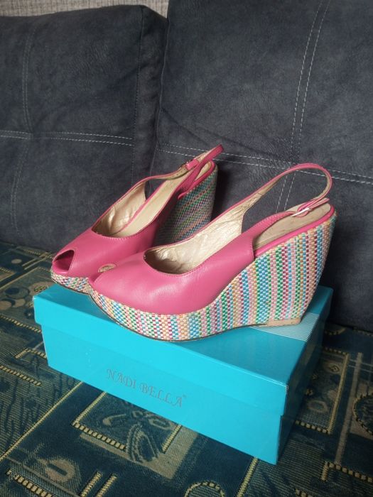 Босоножки на танкетке