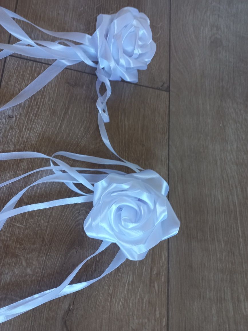 Kwiatki różyczki białe do ozdobienia samochodu ślubne ślub wesele