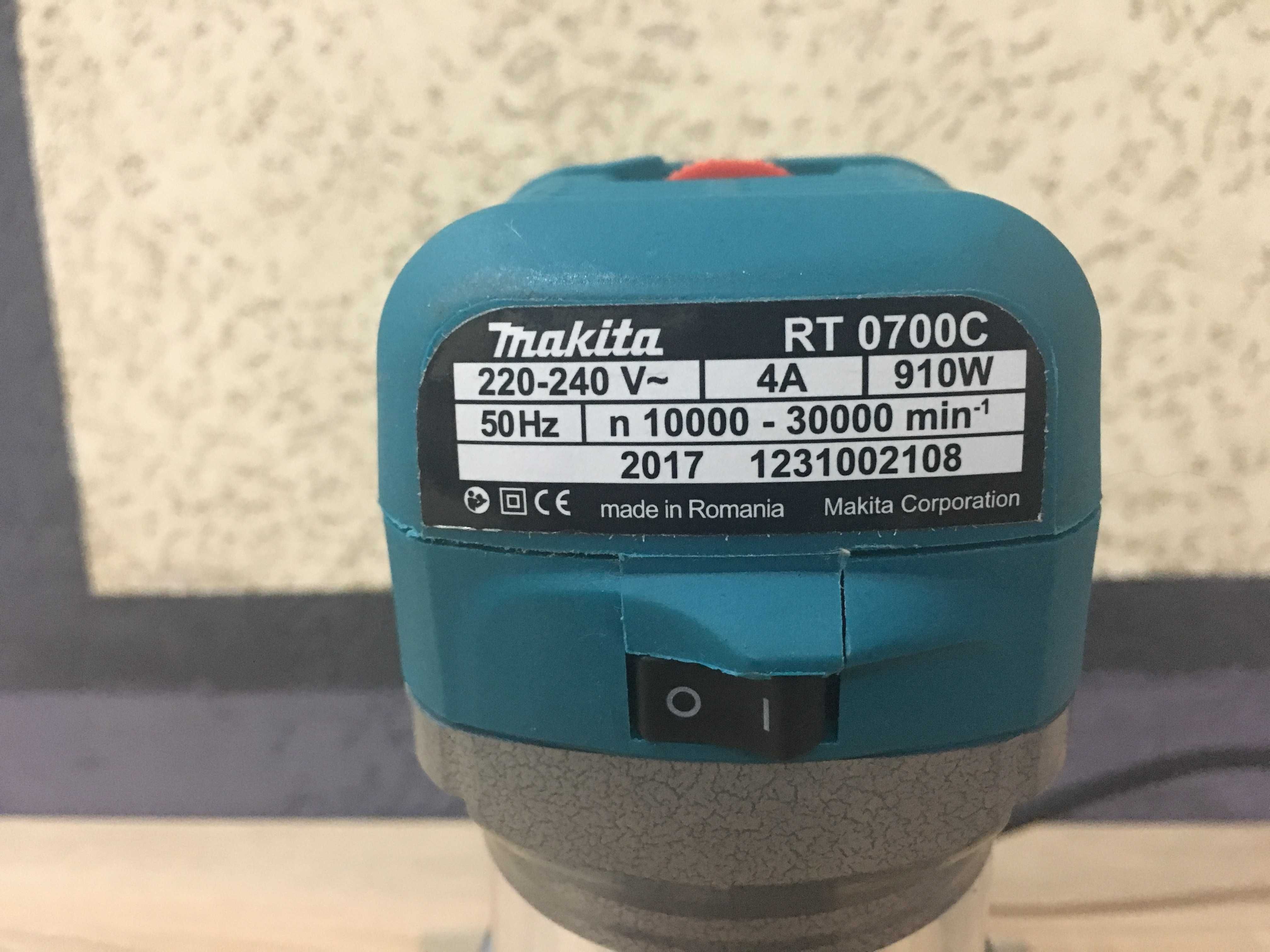 Фрезер Makita RT0700C 6-8мм (2/3/4 базы в комплекте)