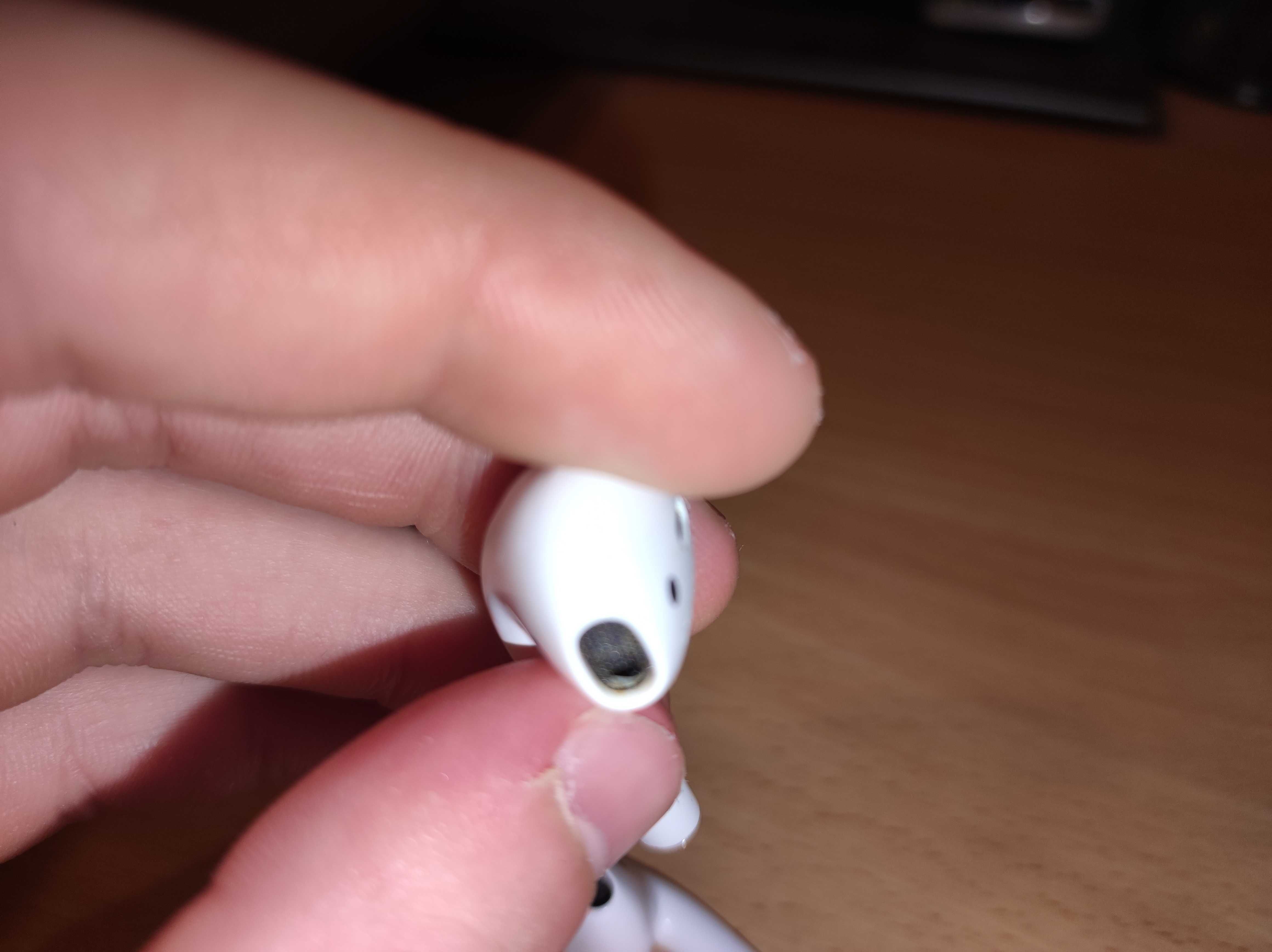 Słuchawki Apple AirPods 2. generacji z etui ładującym