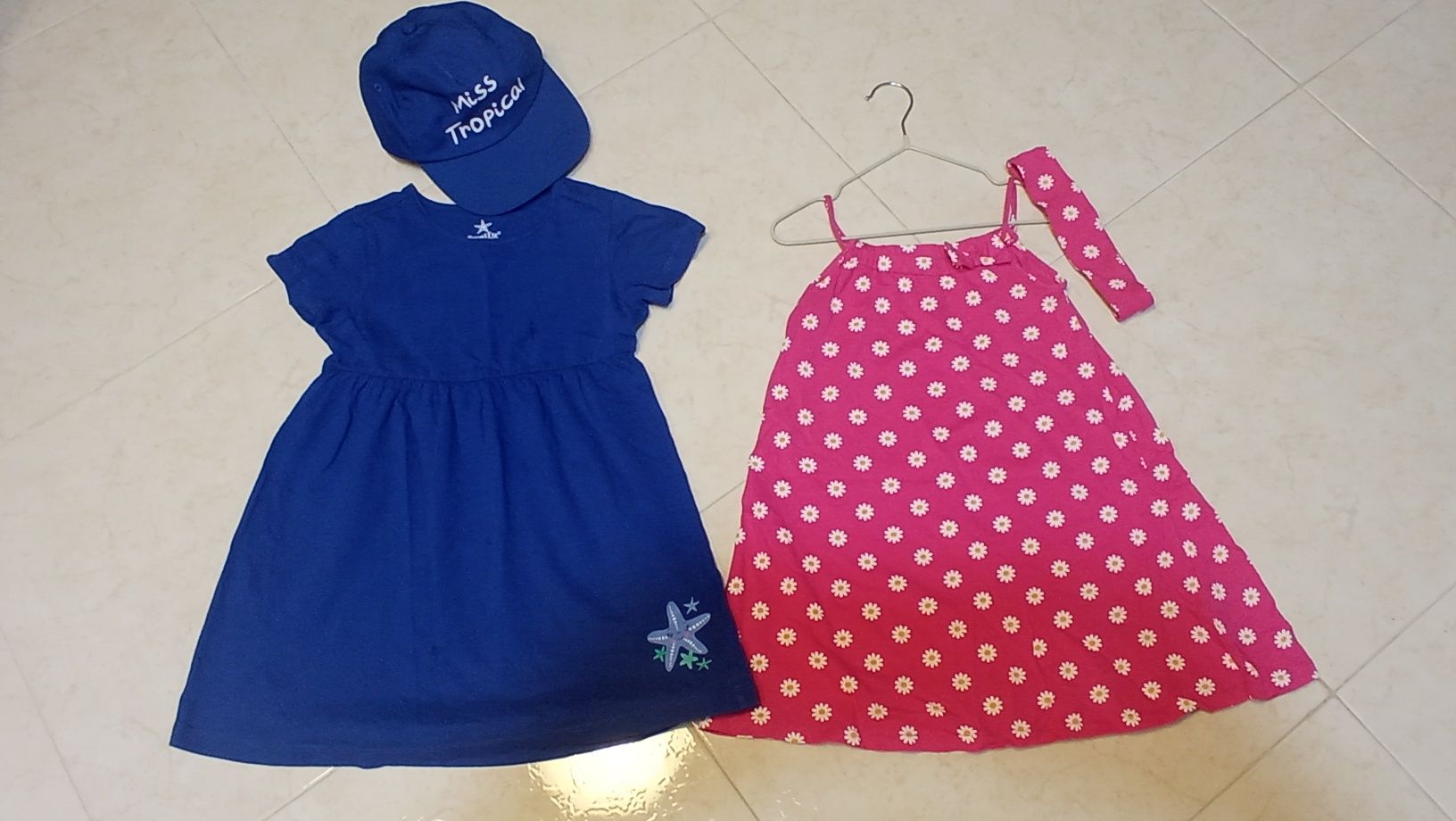 Conjunto duas blusas rosa com fita cabelo e azul com boné  tam. 5-6