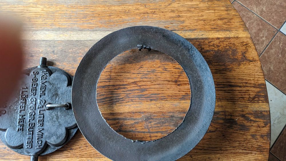 Żeliwna poniemiecka gofrownica z fajerką