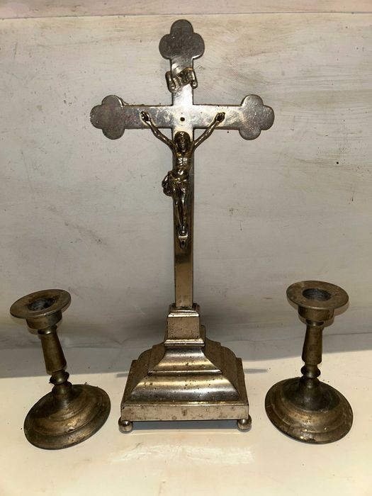 KRUCYFIKS i dwa lichtarze